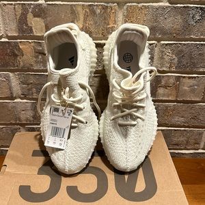 YEEZY BOOST 350 V2- (7.5 Men/9.5 Women)